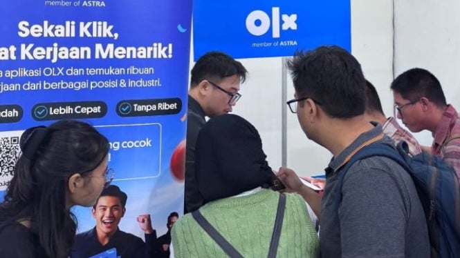 Pelamar kerja di stan OLX.