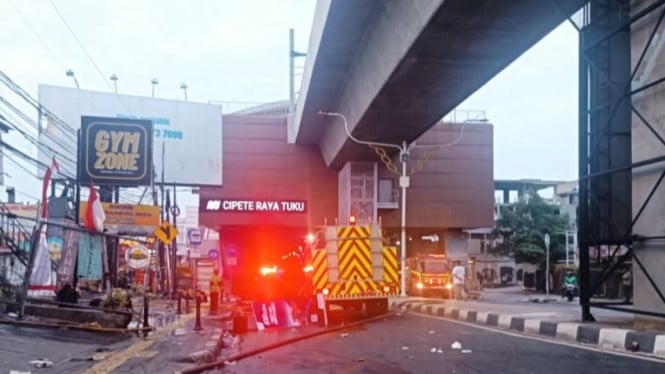 Mobil pemadam kebakaran di kawasan Stasiun MRT Cipete Raya.