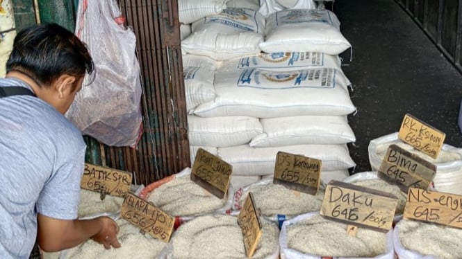 Seorang pedagang beras di Pasar Induk Beras Cipinang