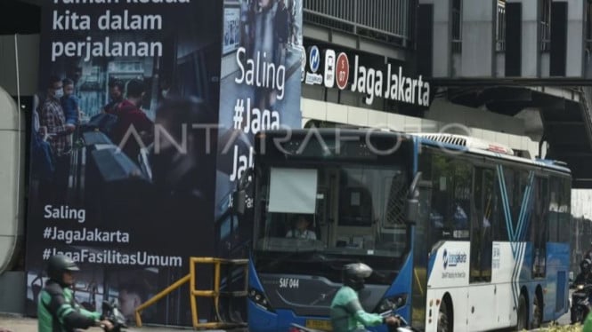 Bus Transjakarta melintas di samping Halte Jaga Jakarta.