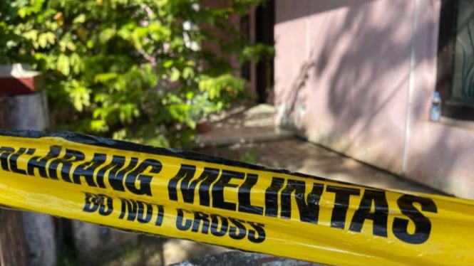 Garis polisi masih terpasang di lokasi pembunuhan sekeluarga.