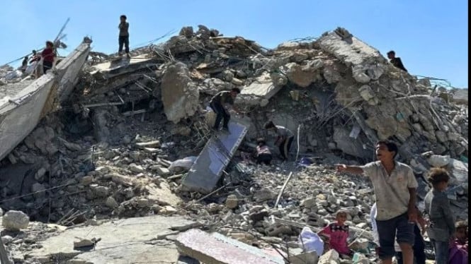 Militer Israel mengebom wilayah Gaza termasuk rumah sakit.