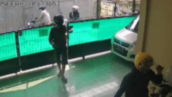 Rekaman CCTV aksi perampokan di Duren Sawit