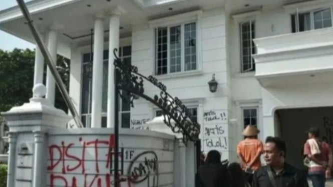 Rumah Uya Kuya saat dijarah massa yang anarkis.