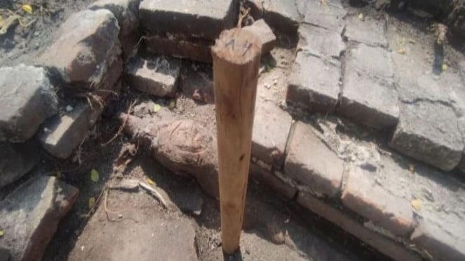 Struktur batu bata sisa bangunan benteng peninggalan VOC.