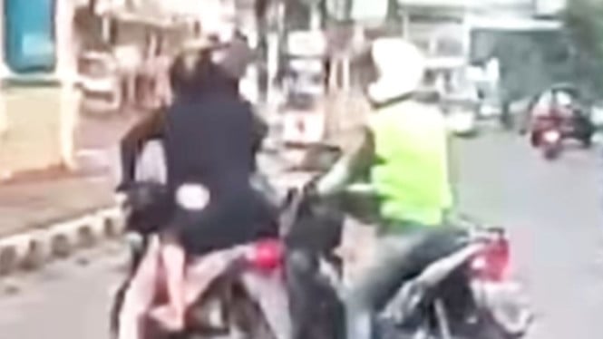 Tangkapan layar pengemudi motor todongkan pistol ke driver ojol.