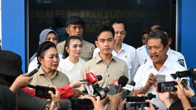 Wapres Gibran Rakabuming Raka (tengah)