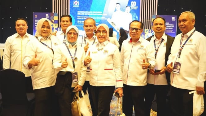Ketua Umum Kadin DKI Jakarta, Diana Dewi (tengah)