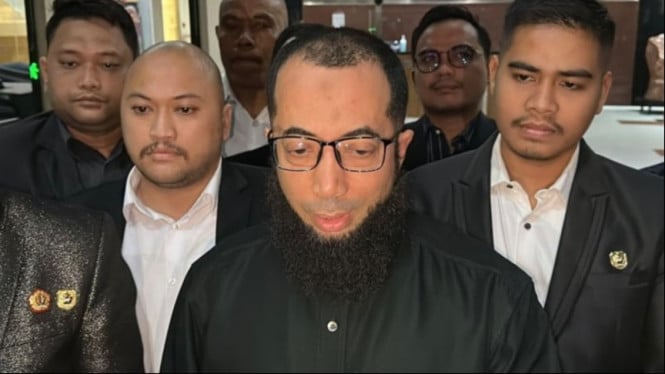 Khalid Basalamah usai diperiksa di Gedung KPK