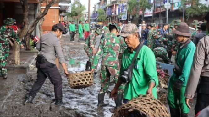 TNI-Polri membersihkan sisa banjir di Bali