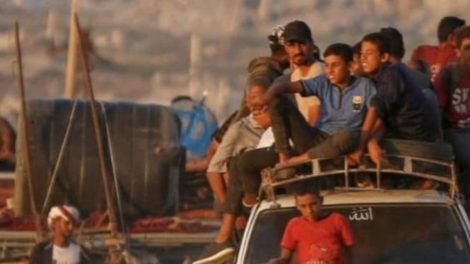 Warga Palestina mengungsi imbas invasi Israel.