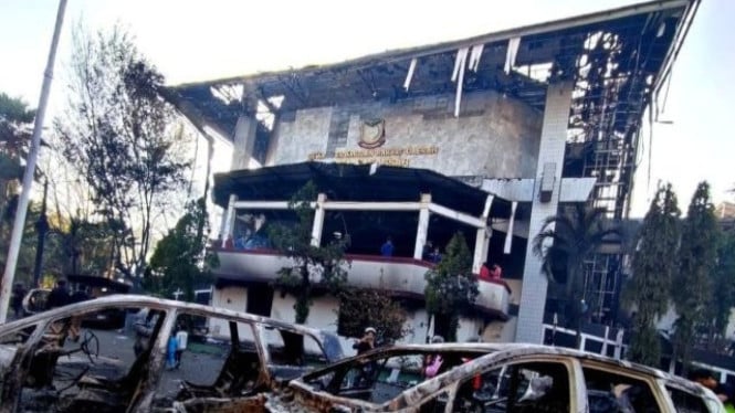 Gedung DPRD Makassar yang dibakar massa.