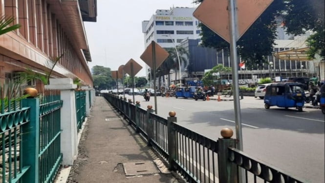 Pagar pembatas stasiun cikini