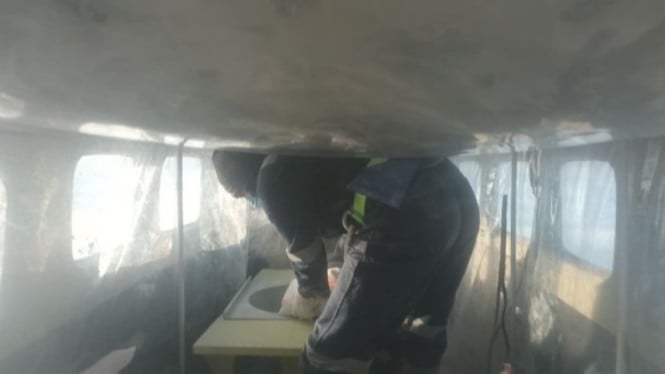 Petugas menyemai garam modifikasi cuaca ke awan.