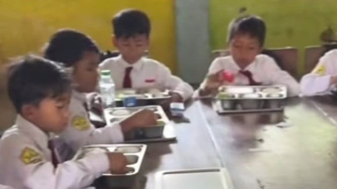 Siswa SDN di Pasrujambe, Lumajang, Jatim santap MBG.