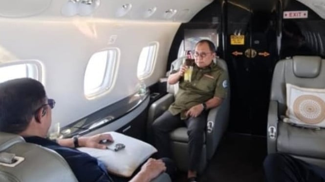 Eks Anggota DPR Akbar Faizal naik jet pribadi.
