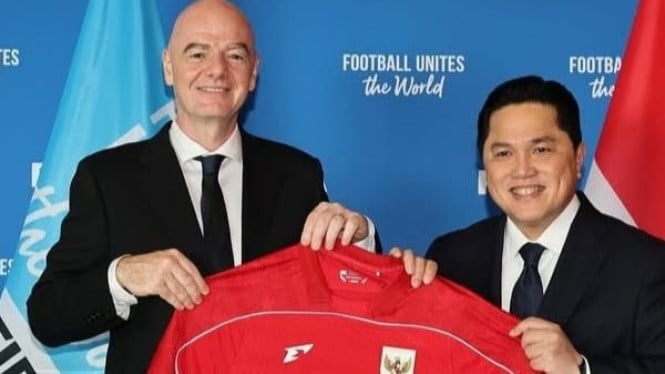 Presiden FIFA Gianni Infantino dan Menpora RI Erick Thohir (kanan).