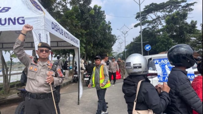 Arsip- Petugas kepolisian saat melakukan pengecekan tiket.