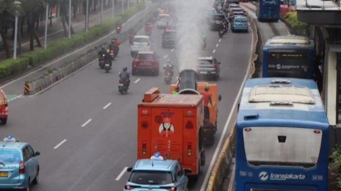 DLH DKI semprotkan 4000 liter air (water mist).