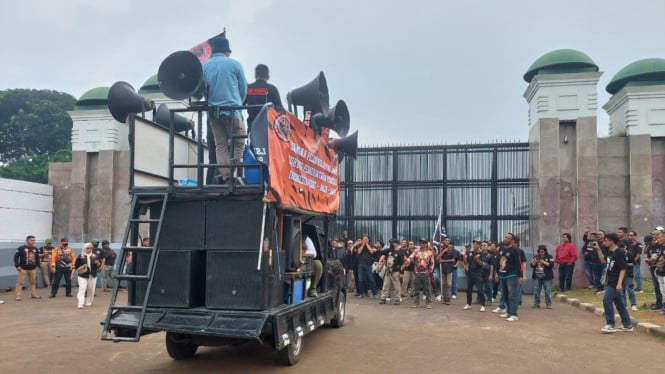 Aksi damai LSM Harimau di depan Gedung DPR RI