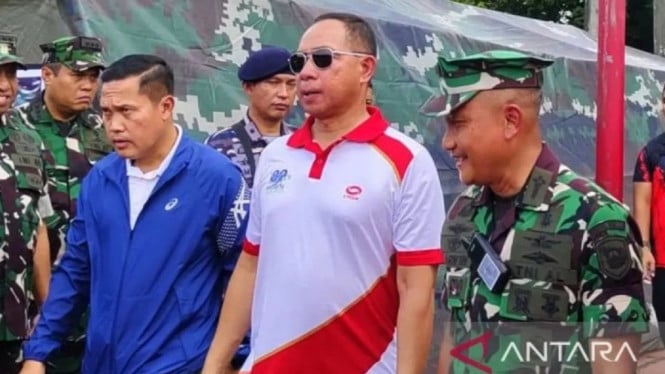 Panglima TNI, Jenderal Agus Subiyanto (tengah)