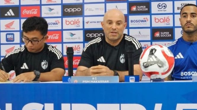 Pelatih PSM Makassar Bernardo Tavares (tengah).