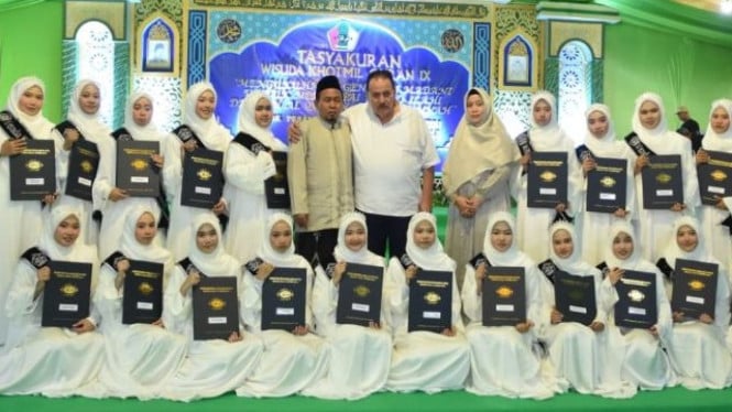 Haji Robert Nitiyudo Wachjo bersama santri Alquran Putri
