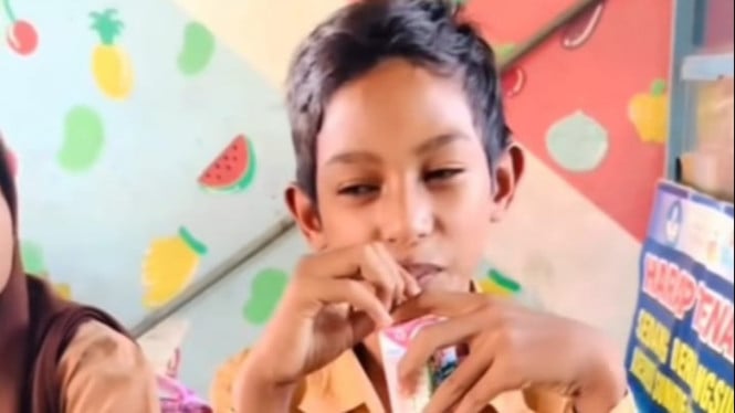 Siswa SD pertama kali minum susu dari program MBG.