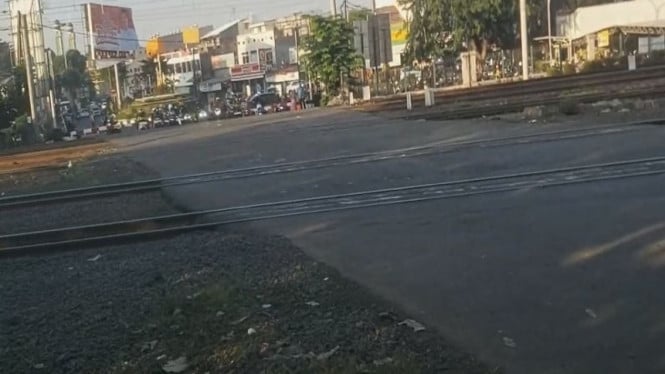 Suasana perlintasan kereta JPL 78 dekat Stasiun Bekasi.