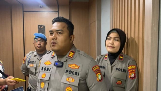Kapolsek Cilincing AKP Bobi Subasri (tengah).