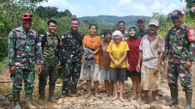 TNI Bangun Akses Jalan Desa Terpencil di Kabupaten Nias