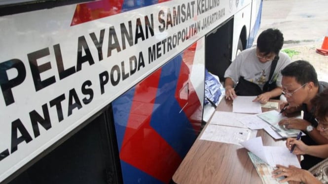 Ilustrasi: Sejumlah warga memanfaatkan layanan STNK keliling.
