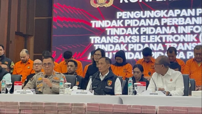 Kombes Erdi (kiri) dan Brigjen Helfi (tengah)