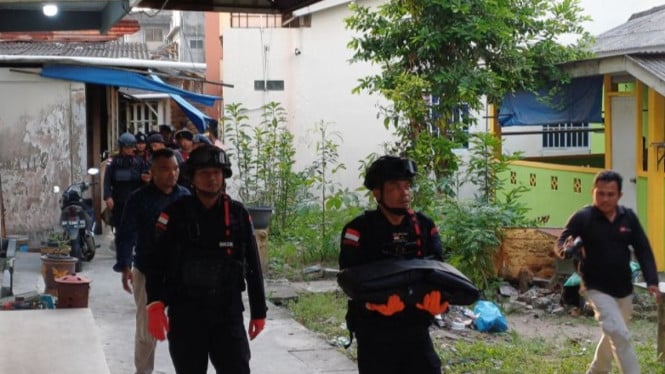 Brimob Polda Kepulauan Riau mengevakuasi temuan bom mortir.