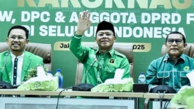 Plt Ketua Umum PPP Mardiono (tengah).
