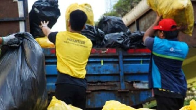 Tim World Cleanup Day (WCD) Indonesia beraksi di Benhil Jakpus.