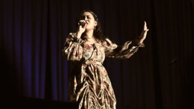 Kamila Batavia saat beraksi di panggung.