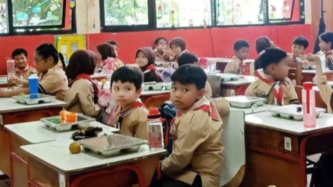 Siswa SD sedang mengkonsumsi menu MBG.
