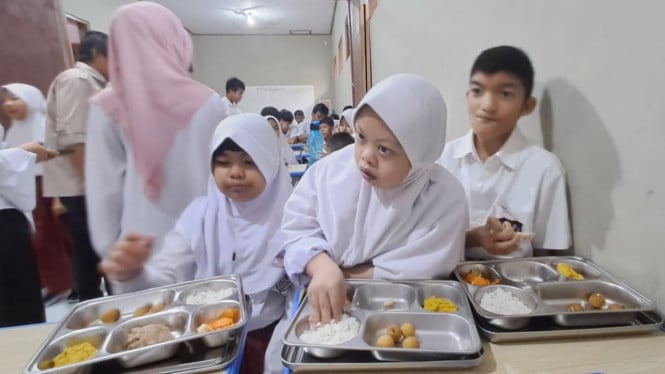 Siswa SLB di Tasikmalaya nikmati makanan bergizi gratis