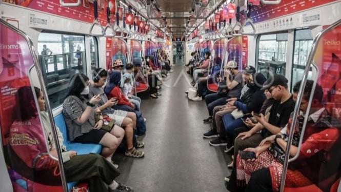 Sejumlah penumpang duduk di dalam gerbong MRT Jakarta.