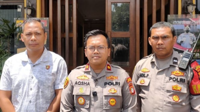 Kapolsek Kebon Jeruk Kompol Nur Aqsha Ferdianto (tengah).