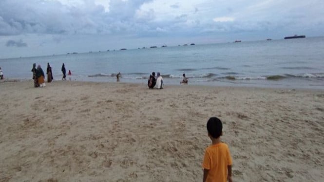 Pantai Kilang Balikpapan, Kalimantan Timur.
