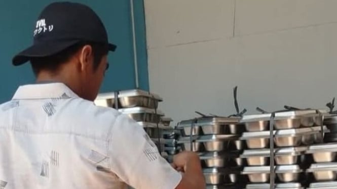 Tukang cuci ompreng di dapur Makan Bergizi Gratis (MBG).