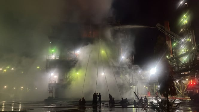Proses pemadaman kebakaran kilang Dumai Pertamina