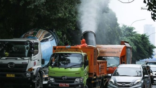 Penyemprotan water mist untuk menekan polusi Jakarta.