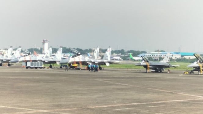 Barisan pesawat F-16 Fighting Falcon (kanan) dan pesawat Sukhoi.