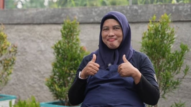 Maria Sudilaksana Mega (42), relawan di SPPG Khusus Tangsel.