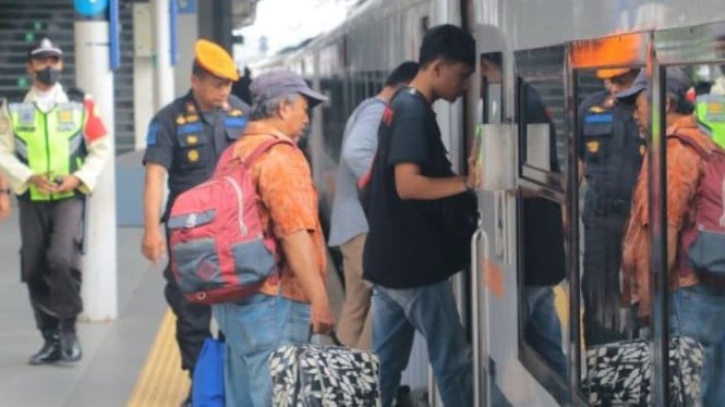 Penumpang kereta jarak jauh.