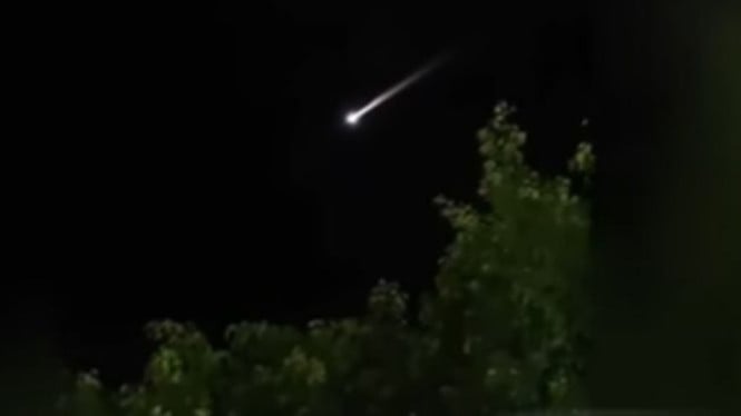 Penampakan benda diduga meteor melintas di Cirebon dan sekitarnya.