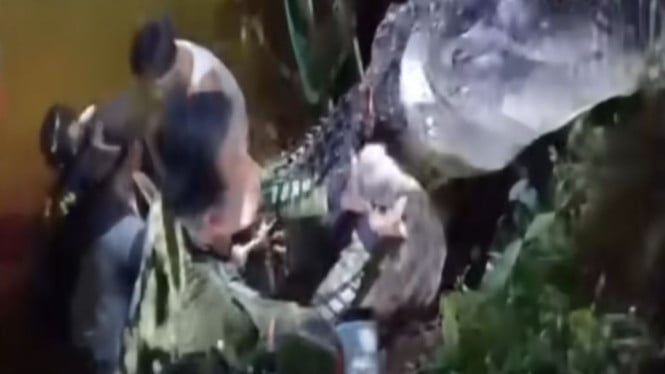 Warga tangkap buaya yang diduga terkam seorang wanita di Konawe Utara.